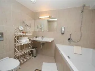 Cru Hotell 4*