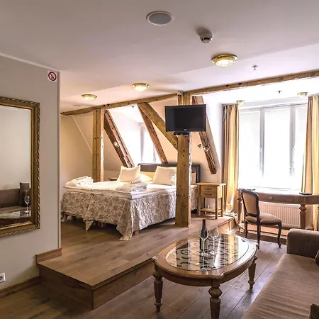 Hotell Cru 4*